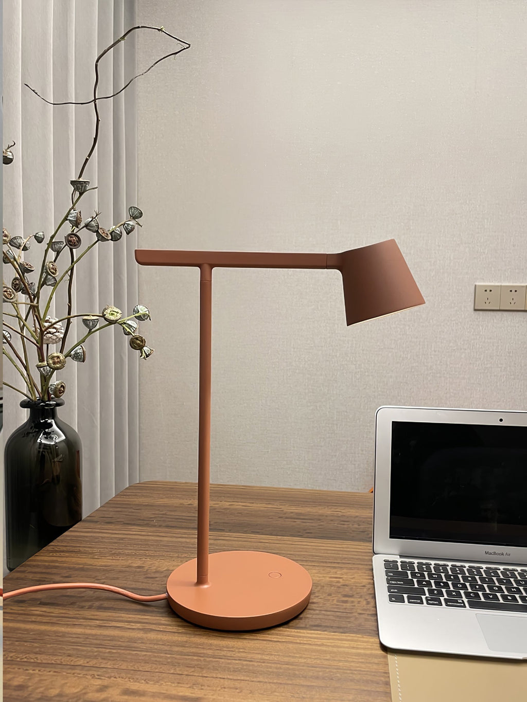 Kärnbordslampa — kompakt modern profil
