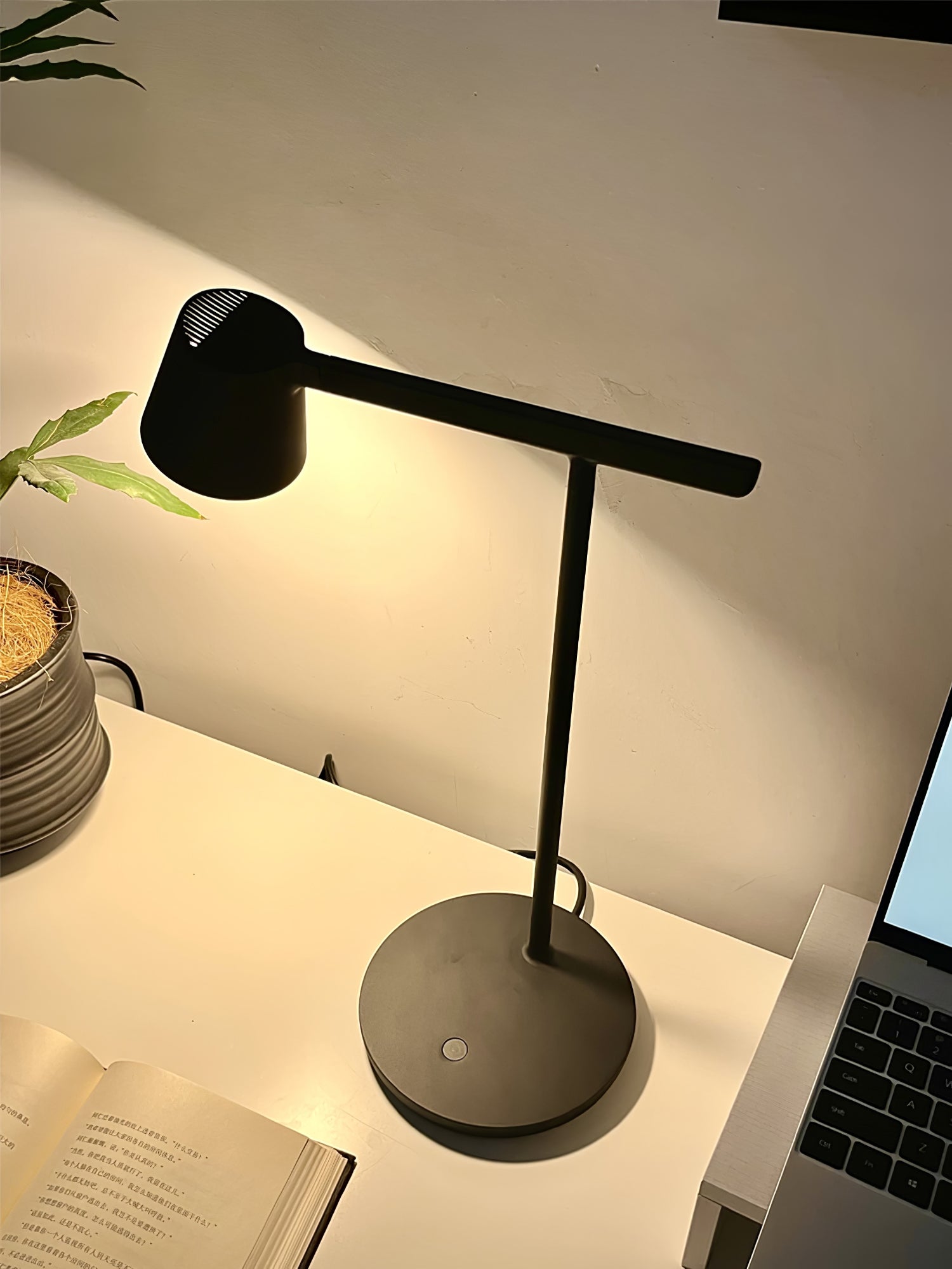 Kärnbordslampa — kompakt modern profil