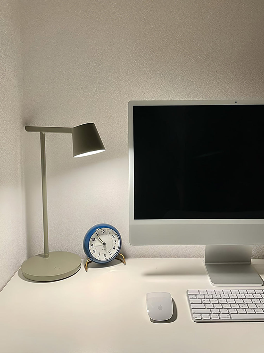 Kärnbordslampa — kompakt modern profil