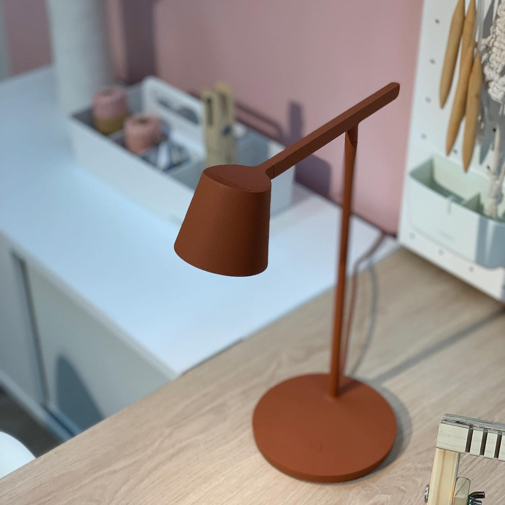 Kärnbordslampa — kompakt modern profil