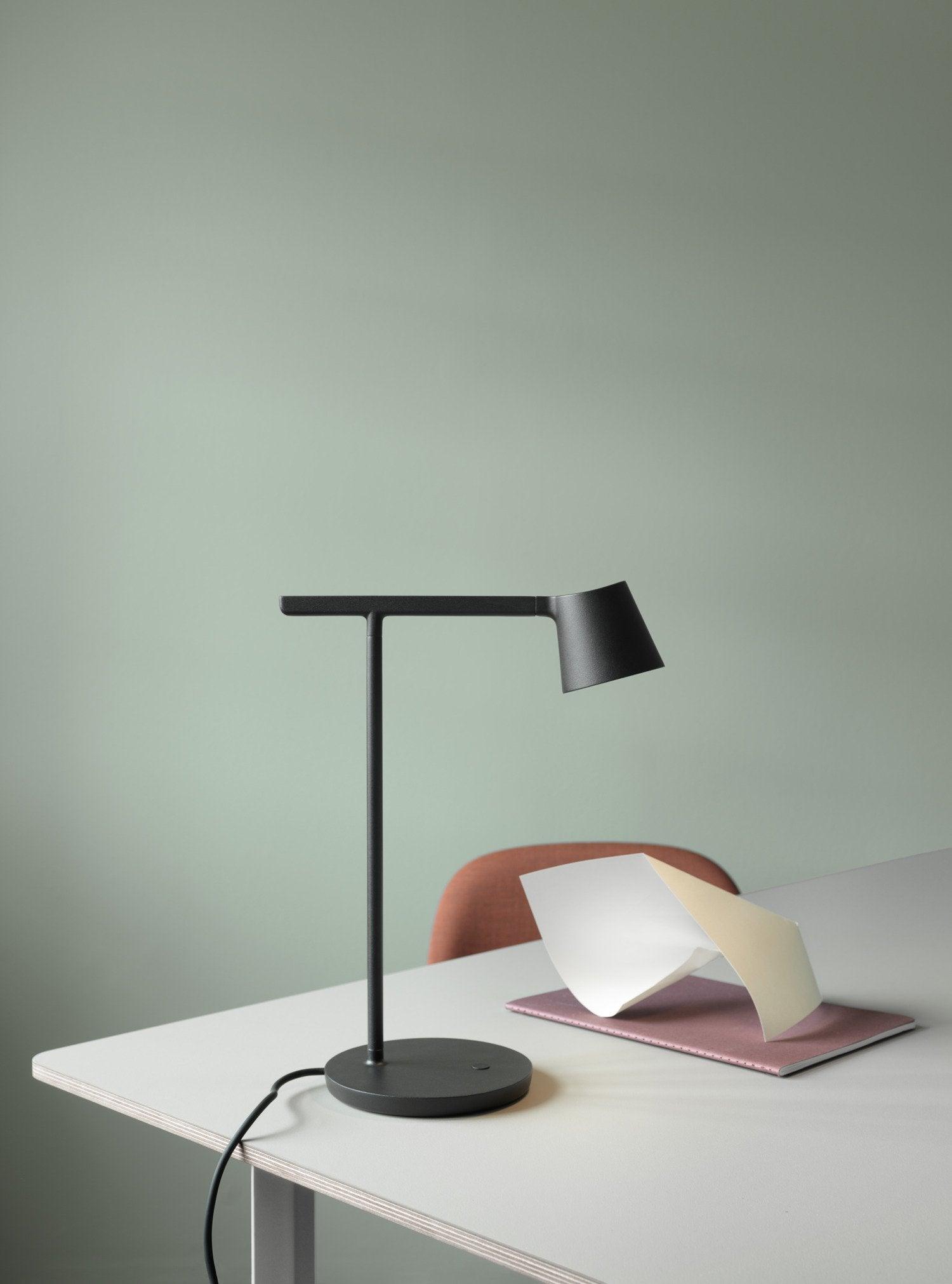 Kärnbordslampa — kompakt modern profil