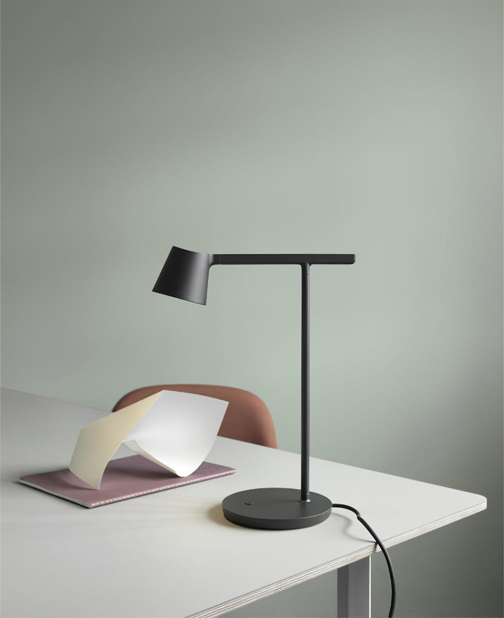 Kärnbordslampa — kompakt modern profil
