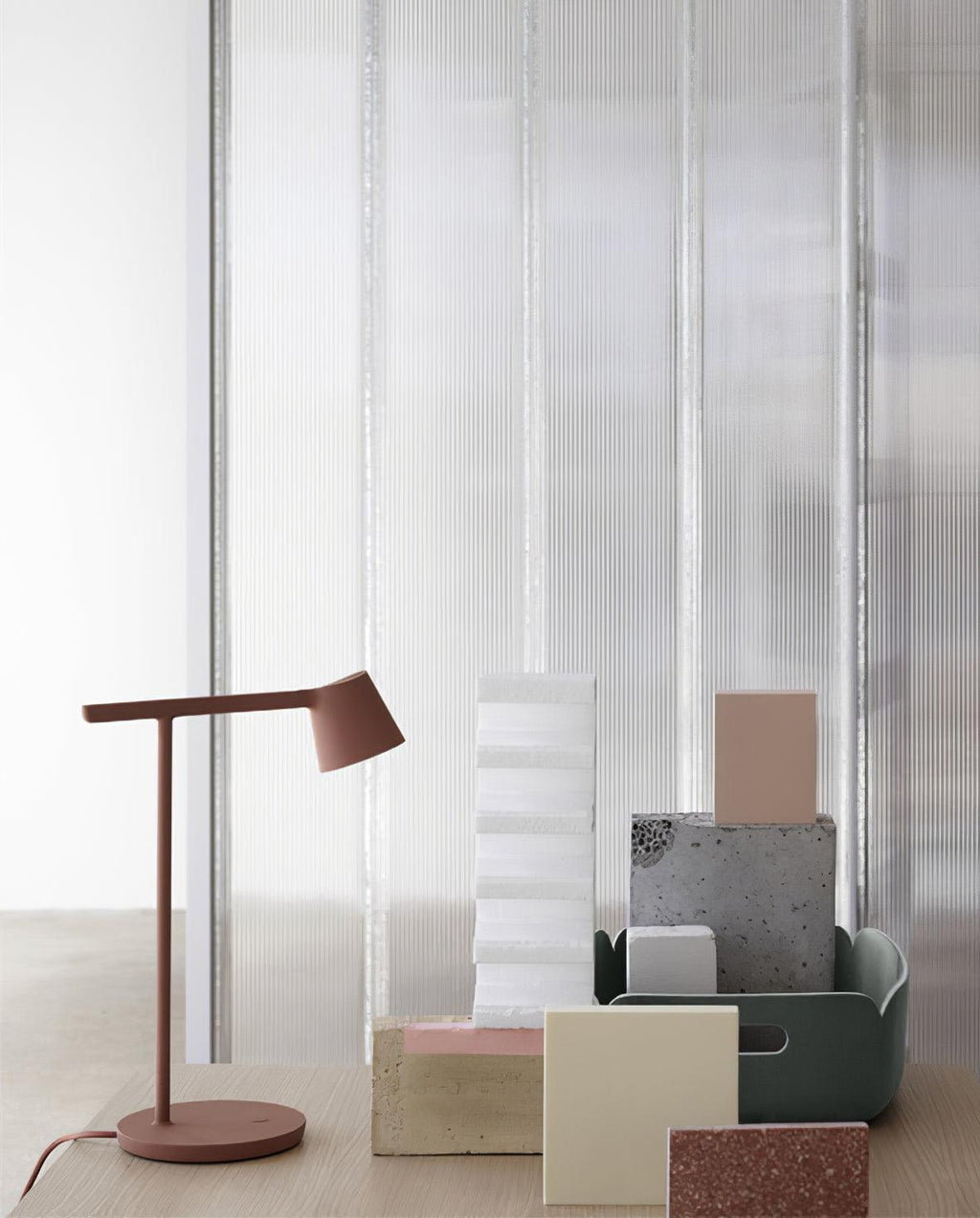 Kärnbordslampa — kompakt modern profil