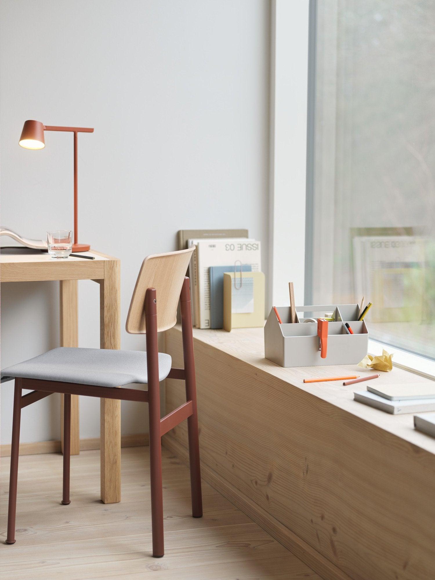 Kärnbordslampa — kompakt modern profil