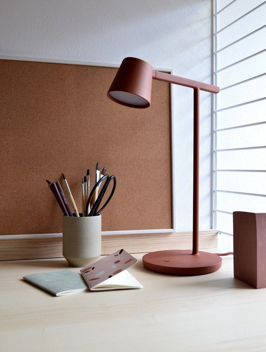 Kärnbordslampa — kompakt modern profil