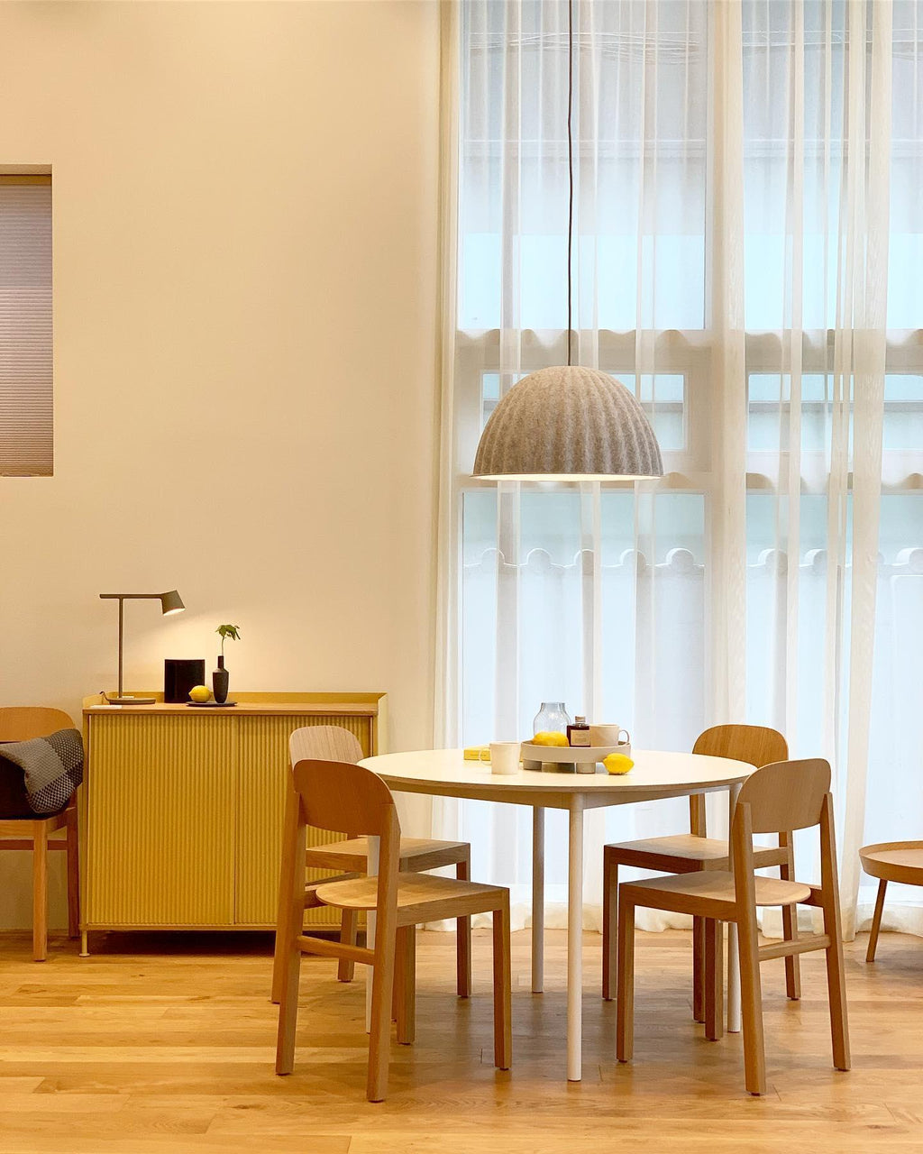Kärnbordslampa — kompakt modern profil