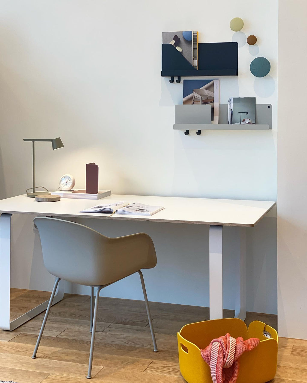 Kärnbordslampa — kompakt modern profil