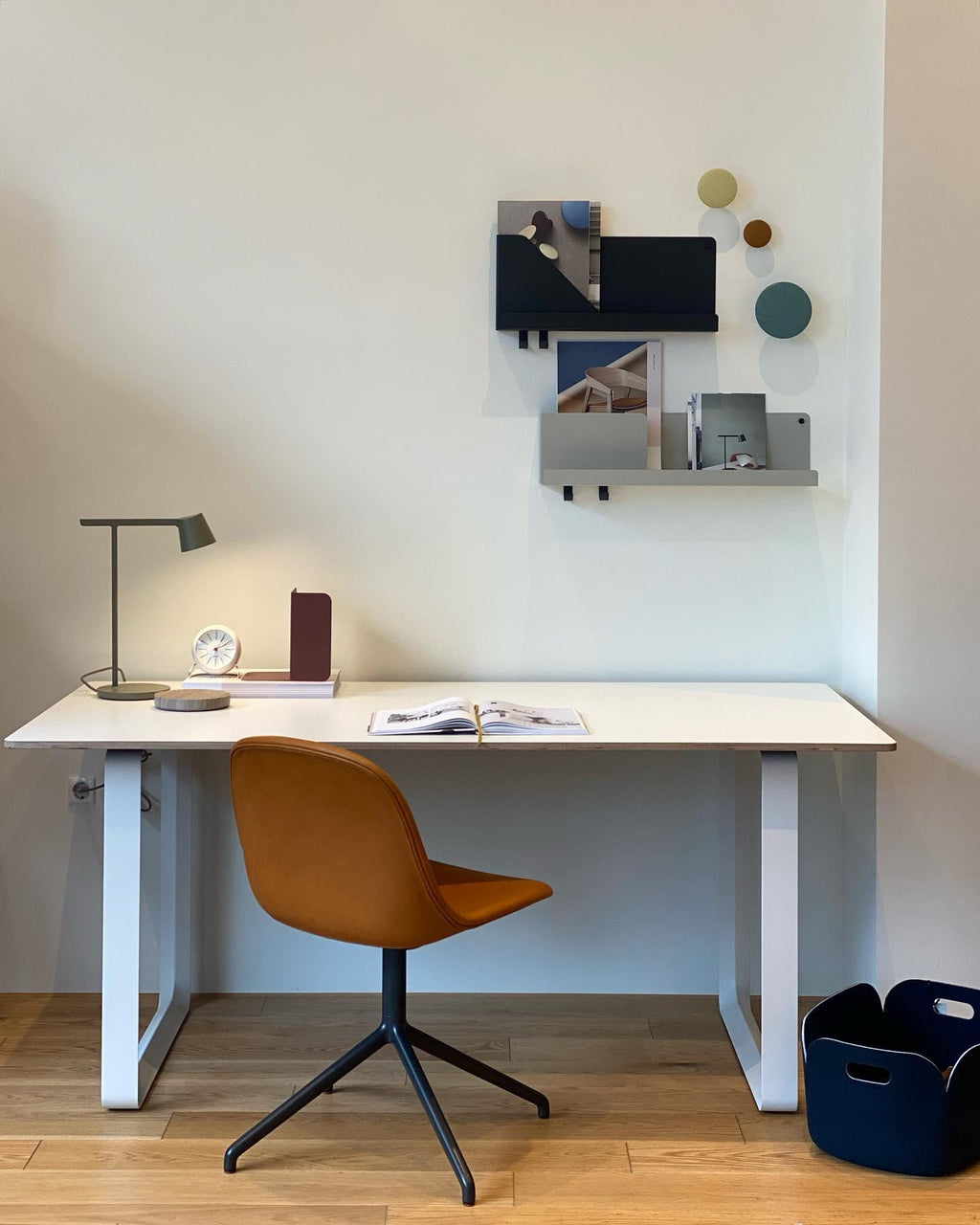 Kärnbordslampa — kompakt modern profil