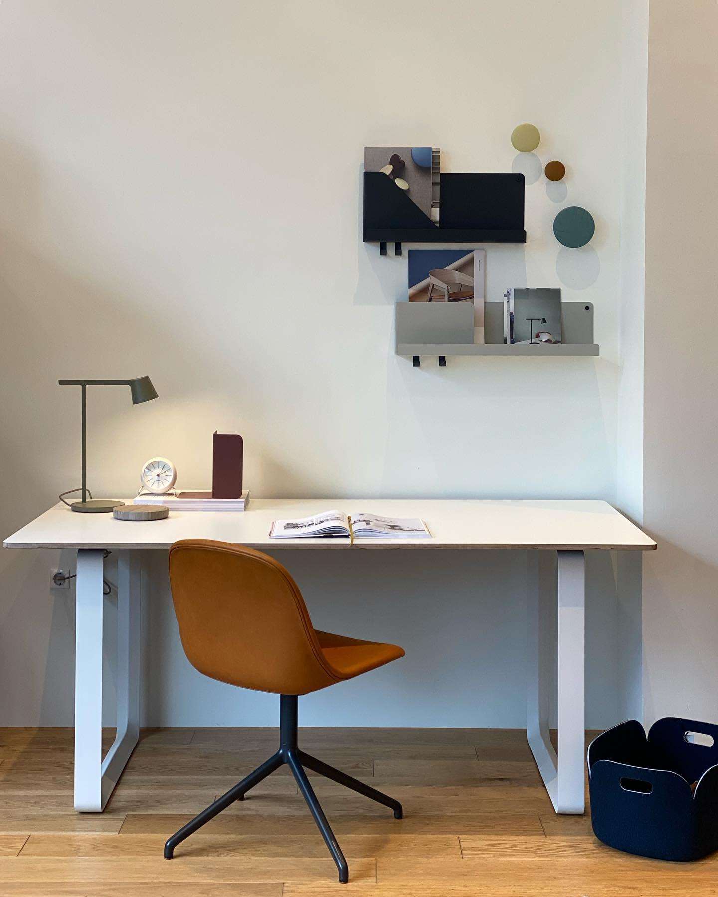 Kärnbordslampa — kompakt modern profil