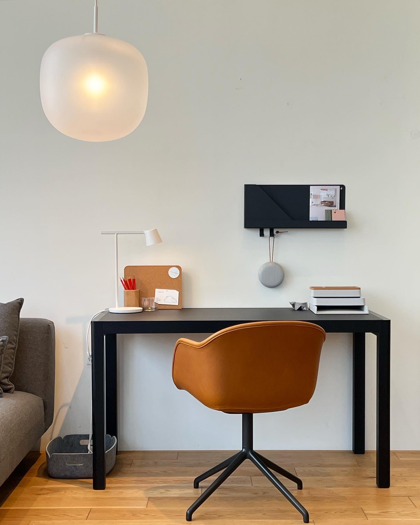 Kärnbordslampa — kompakt modern profil