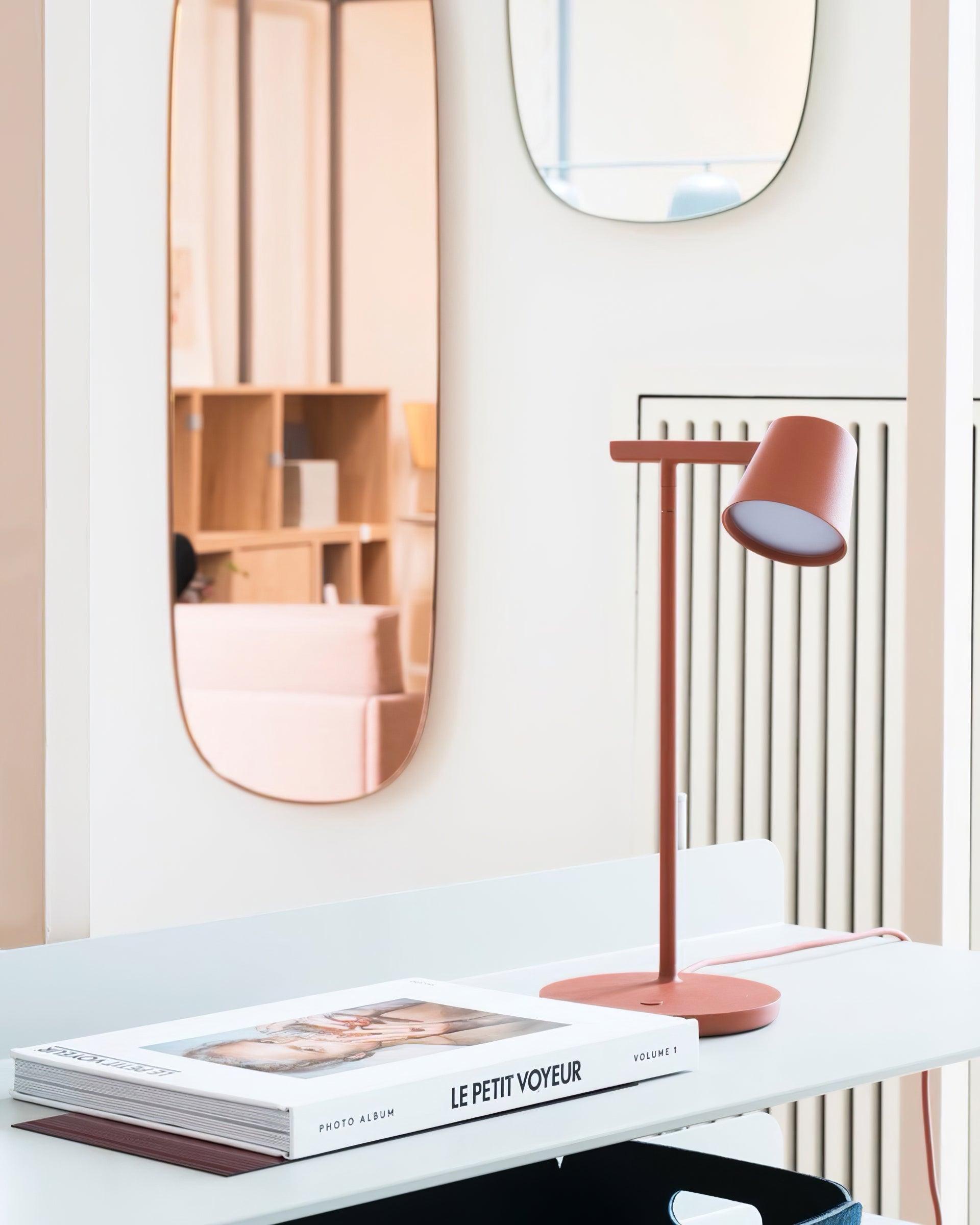 Kärnbordslampa — kompakt modern profil