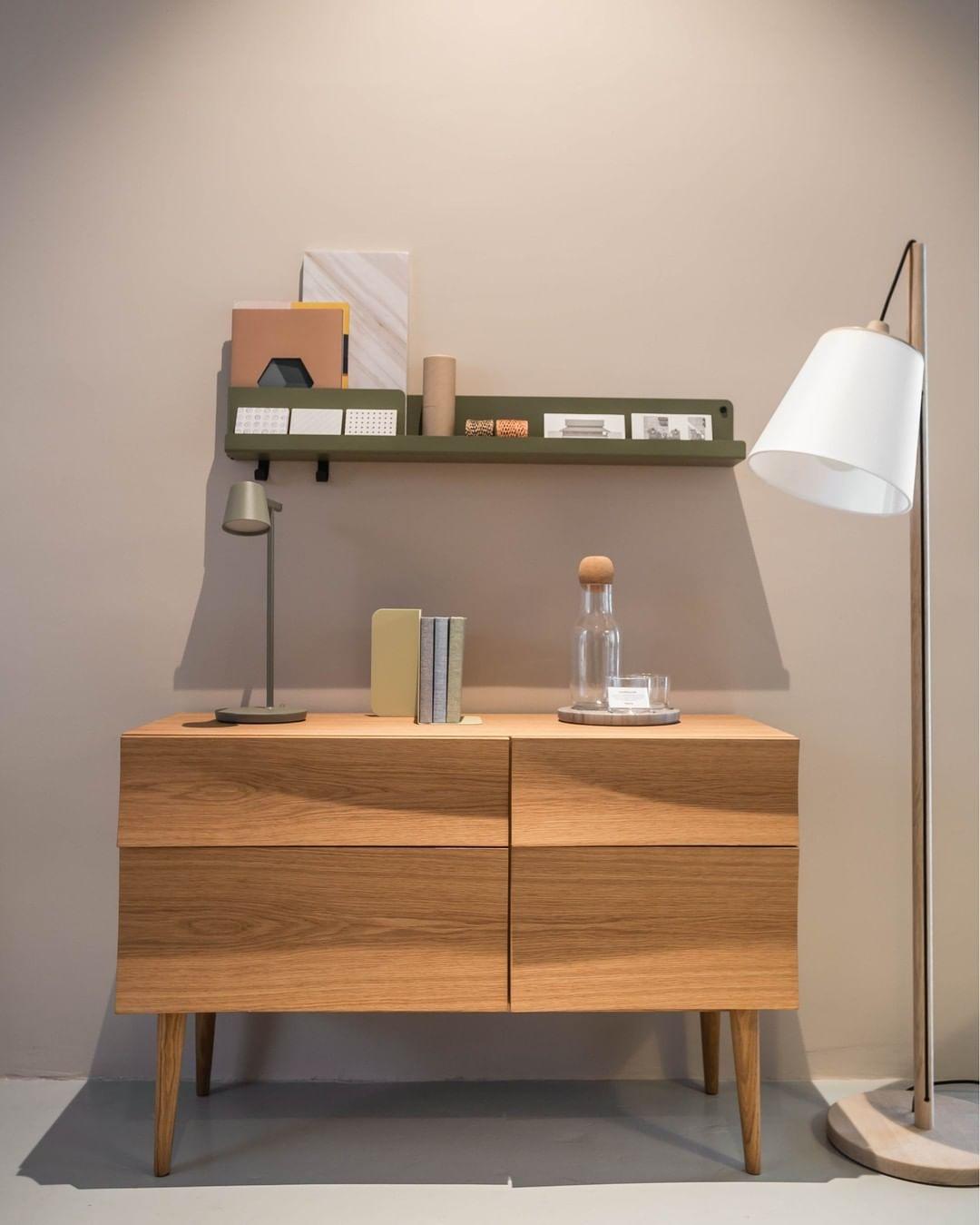 Kärnbordslampa — kompakt modern profil