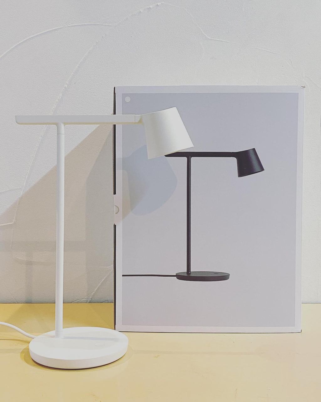Kärnbordslampa — kompakt modern profil
