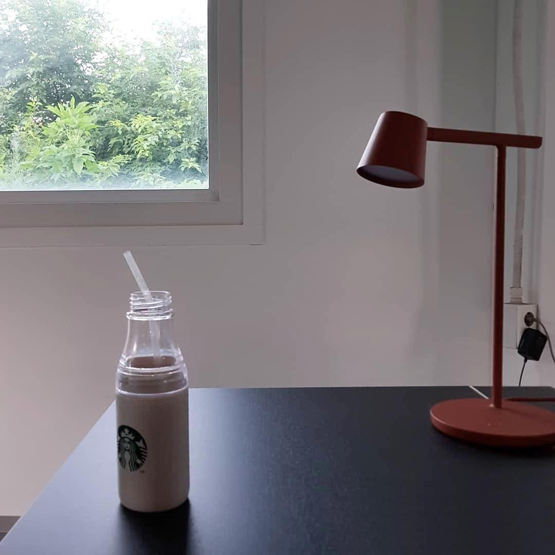 Kärnbordslampa — kompakt modern profil