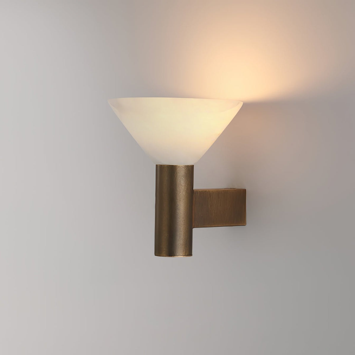 Eurnoria konisk væglampe i alabaster — Ø 18 cm x H 20 cm, E26-fatning