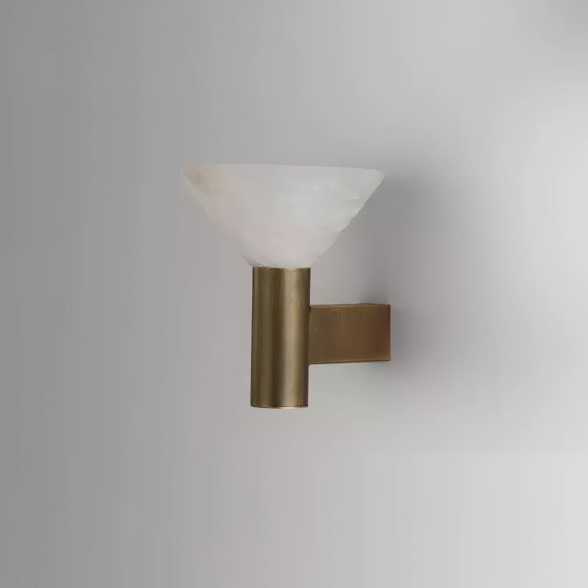 Eurnoria konisk væglampe i alabaster — Ø 18 cm x H 20 cm, E26-fatning
