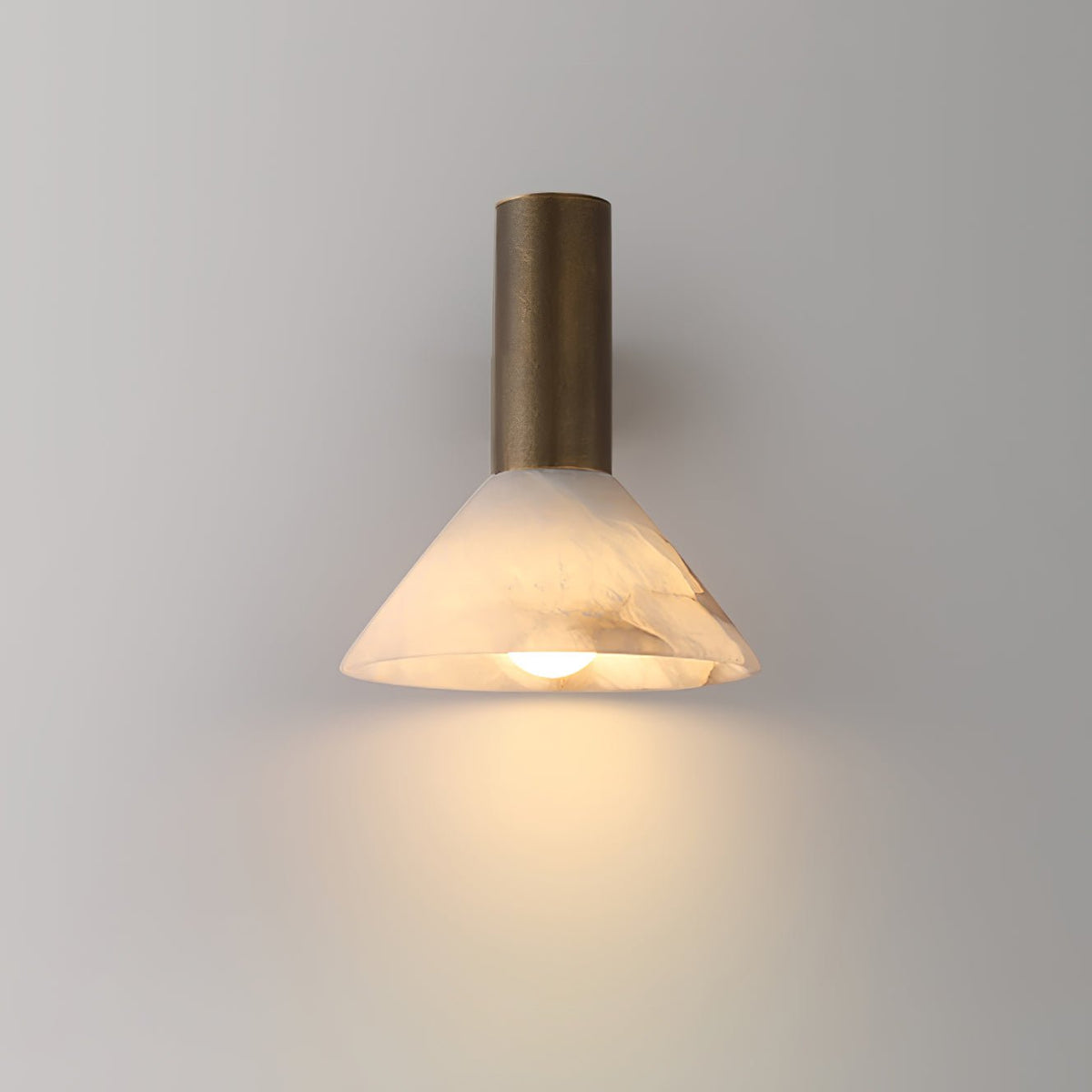 Eurnoria konisk væglampe i alabaster — Ø 18 cm x H 20 cm, E26-fatning