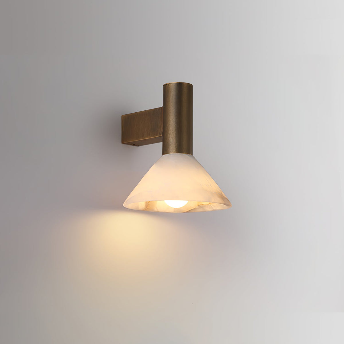 Eurnoria konisk væglampe i alabaster — Ø 18 cm x H 20 cm, E26-fatning