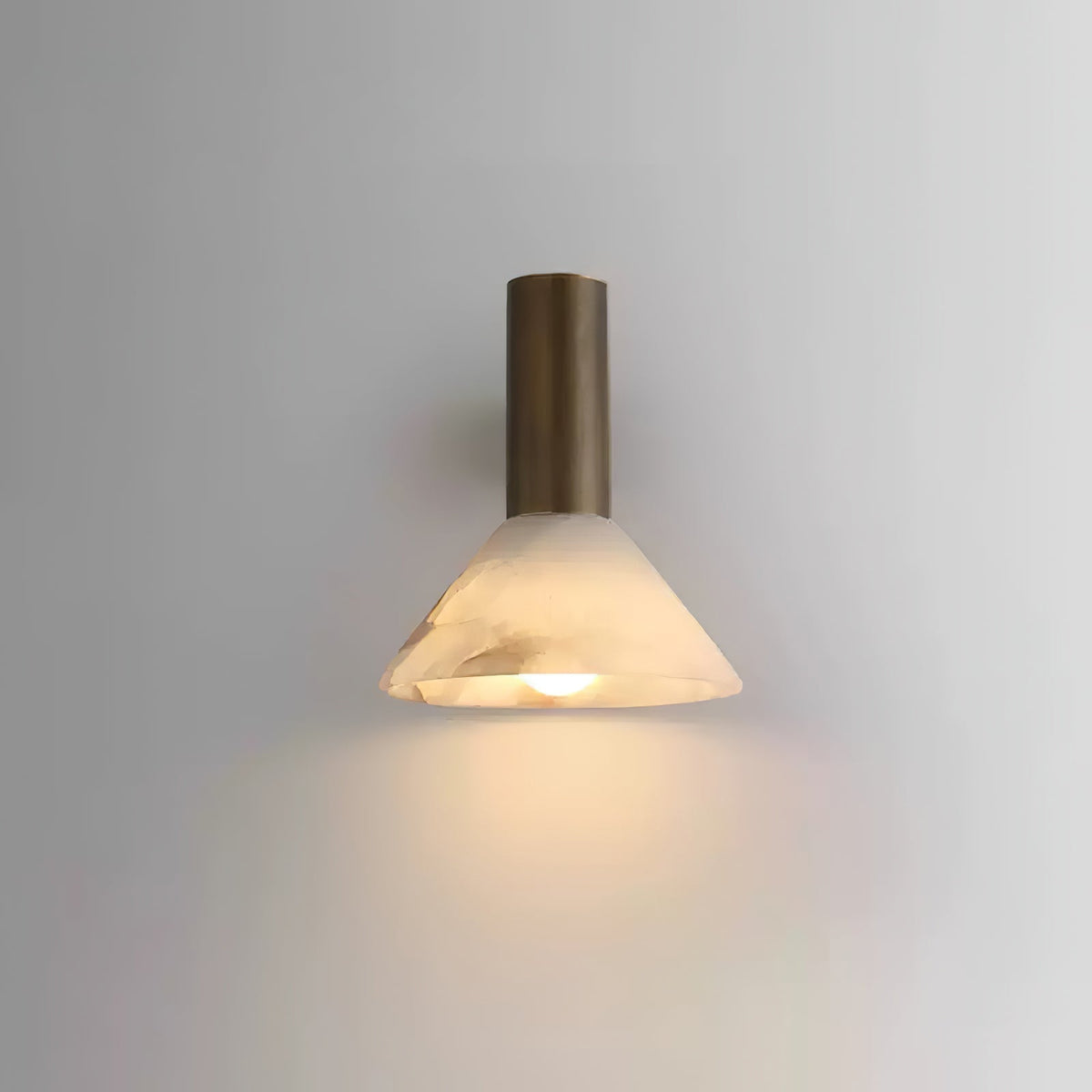 Eurnoria konisk væglampe i alabaster — Ø 18 cm x H 20 cm, E26-fatning
