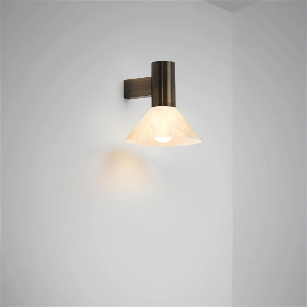 Eurnoria konisk væglampe i alabaster — Ø 18 cm x H 20 cm, E26-fatning