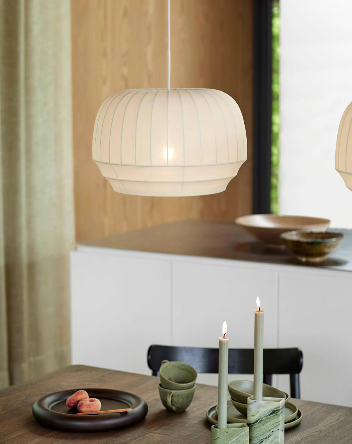 Moderne minimalistische hanglamp — witte zijden kap, verticale lijnen
