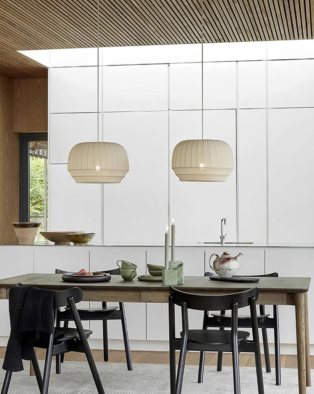 Moderne minimalistische hanglamp — witte zijden kap, verticale lijnen