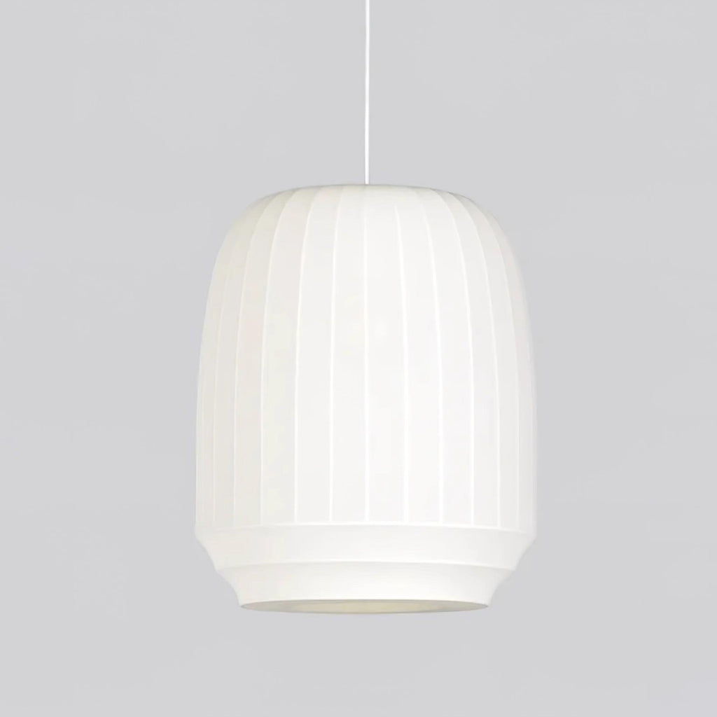 Moderne minimalistische hanglamp — witte zijden kap, verticale lijnen