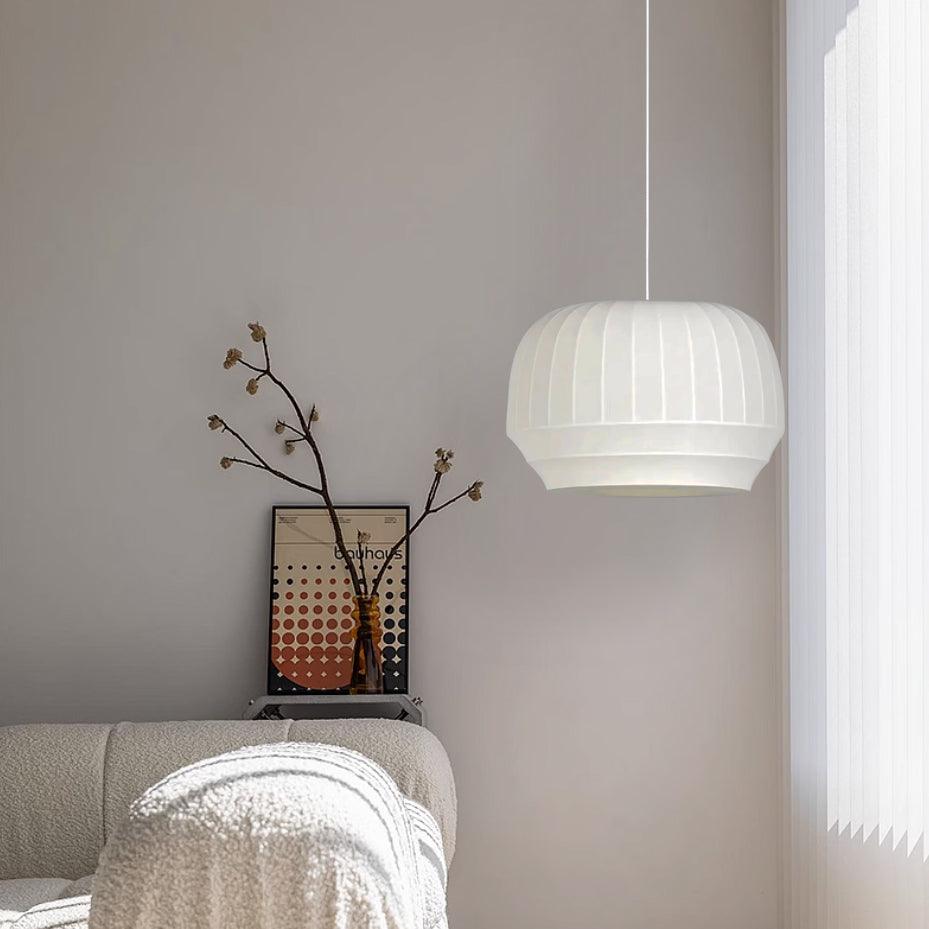 Moderne minimalistische hanglamp — witte zijden kap, verticale lijnen