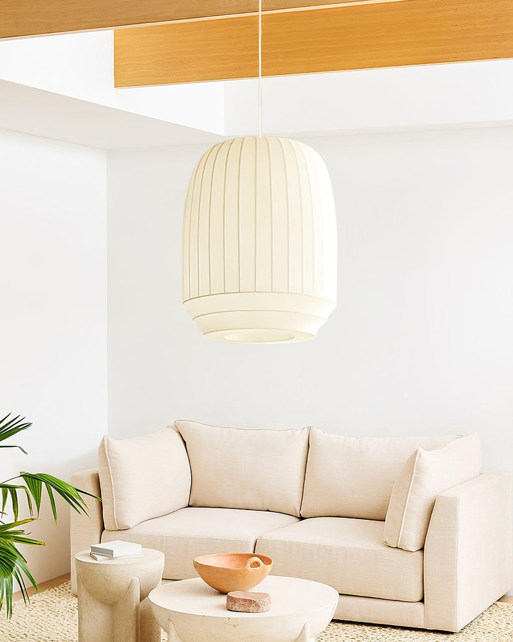 Moderne minimalistische hanglamp — witte zijden kap, verticale lijnen