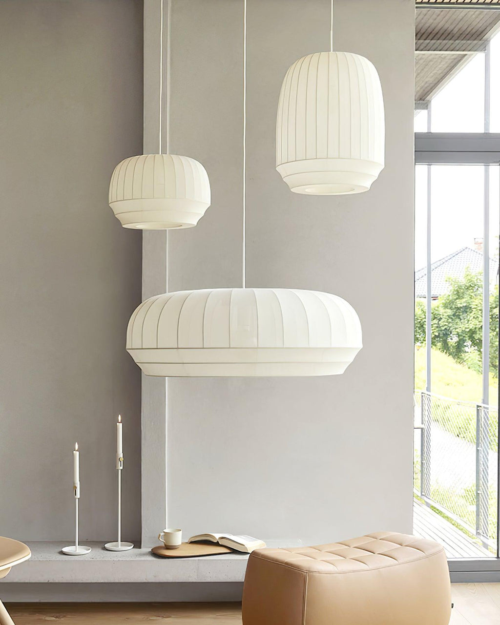 Moderne minimalistische hanglamp — witte zijden kap, verticale lijnen
