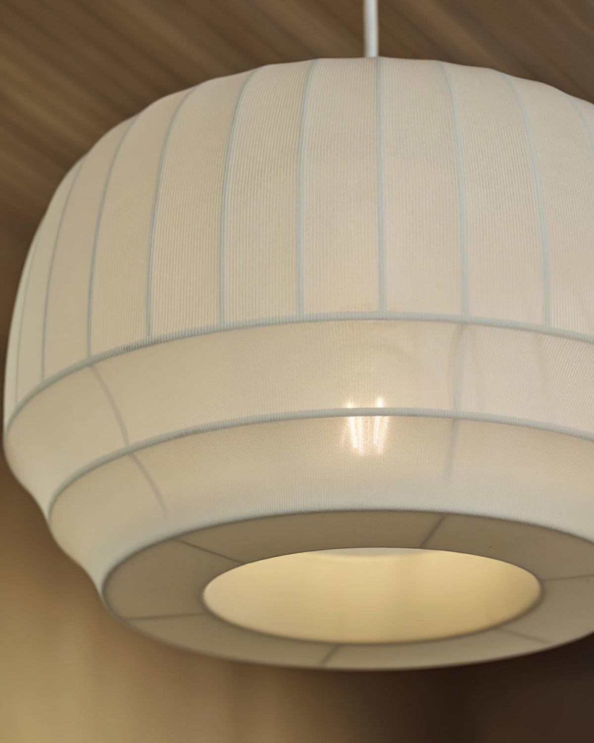 Moderne minimalistische hanglamp — witte zijden kap, verticale lijnen
