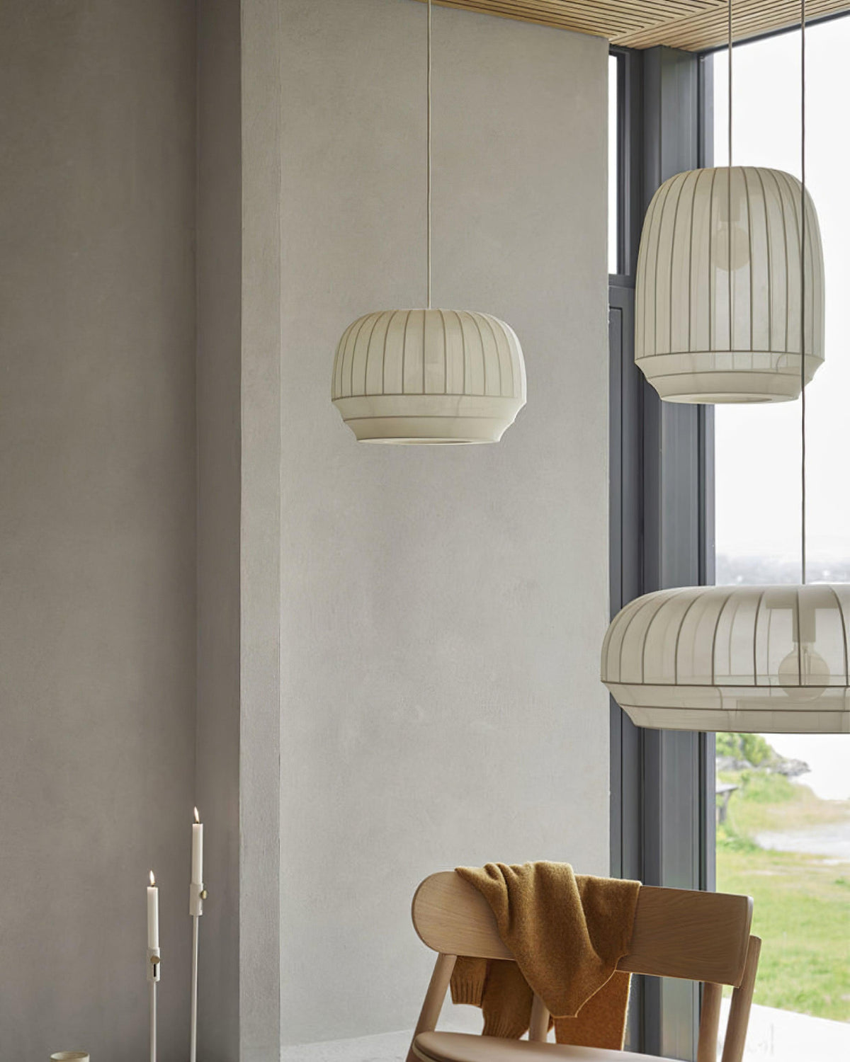 Moderne minimalistische hanglamp — witte zijden kap, verticale lijnen