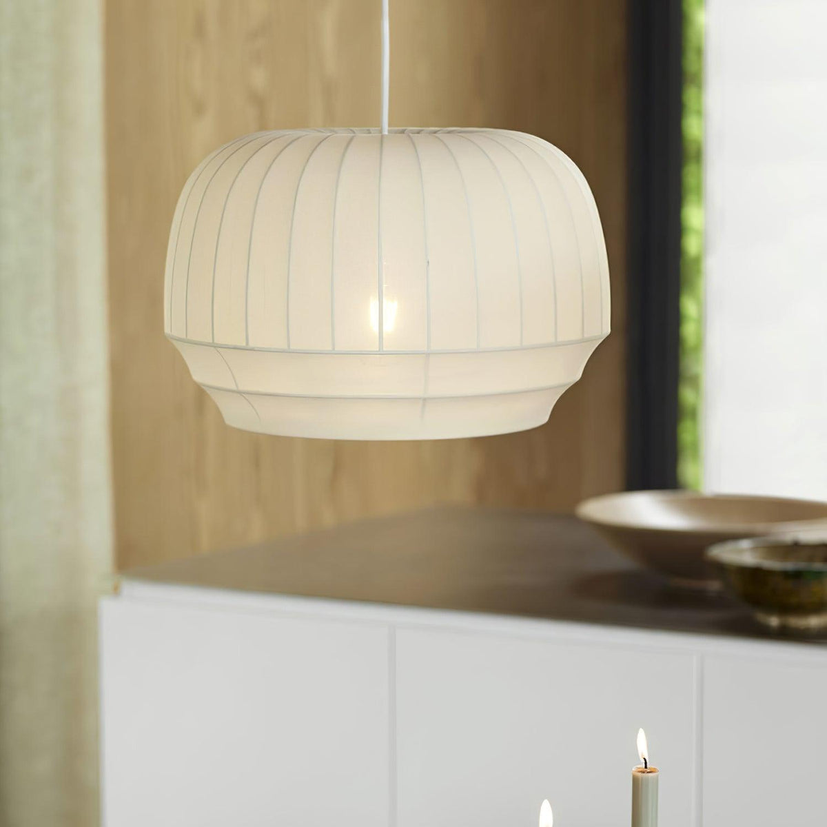 Moderne minimalistische hanglamp — witte zijden kap, verticale lijnen