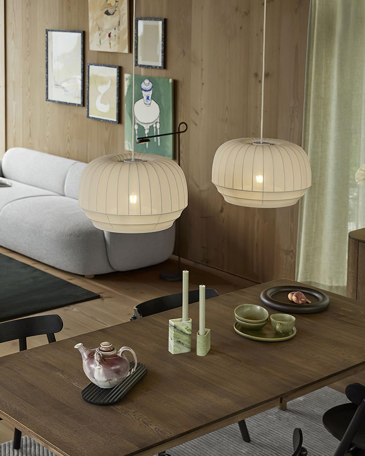 Moderne minimalistische hanglamp — witte zijden kap, verticale lijnen