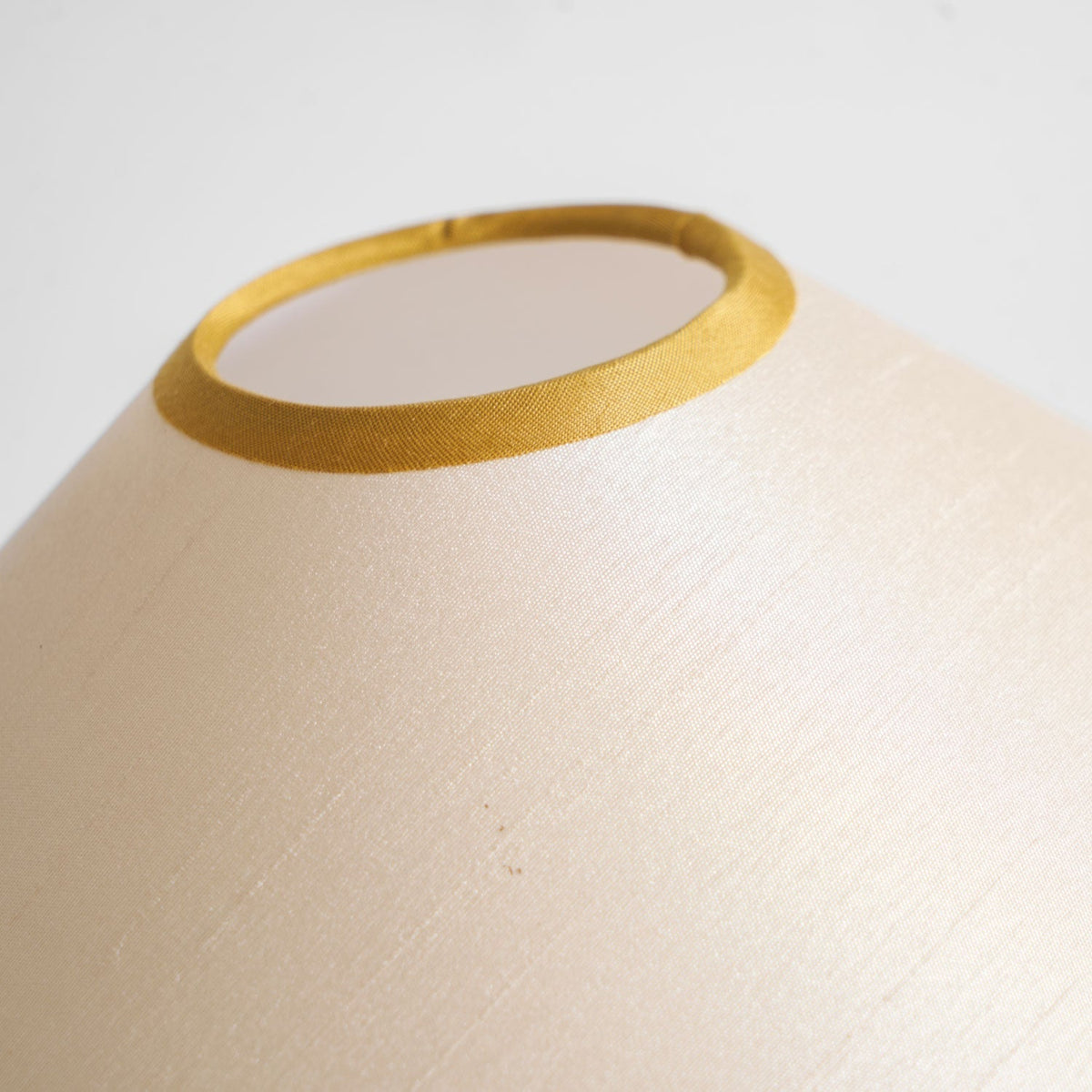 Lampă de masă modernă Talonwood — profil minimalist