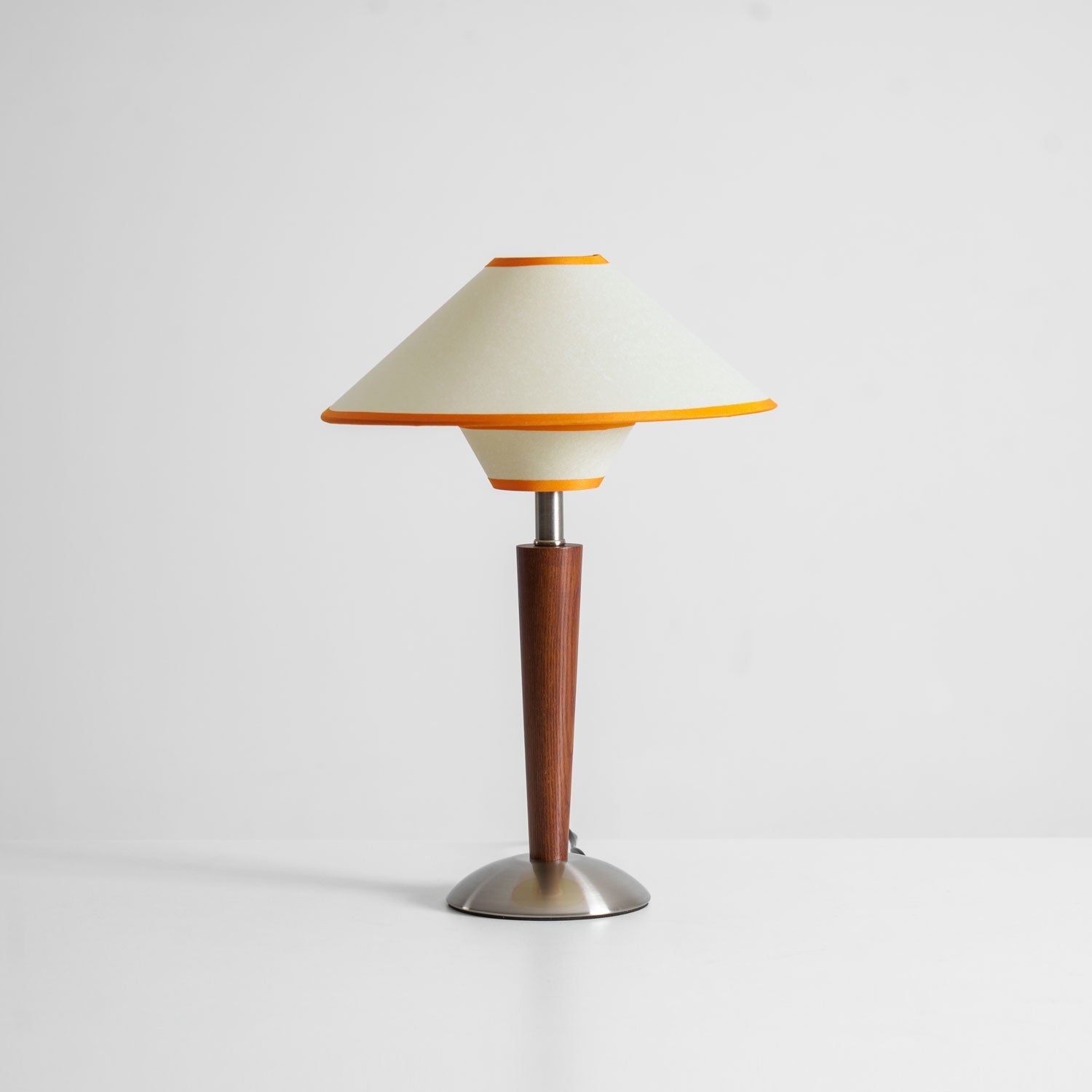 Talonwood Table Lamp — ∅11.8″ × H17.3″, Tan And Walnut Variant