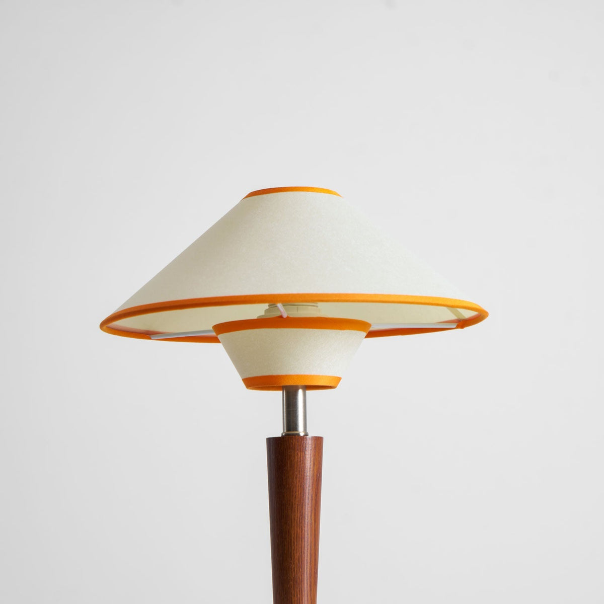 Talonwood Table Lamp — ∅11.8″ × H17.3″, Tan And Walnut Variant