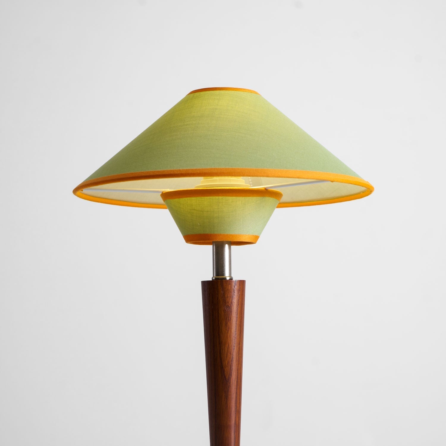 Talonwood Table Lamp — ∅11.8″ × H17.3″, Tan And Walnut Variant