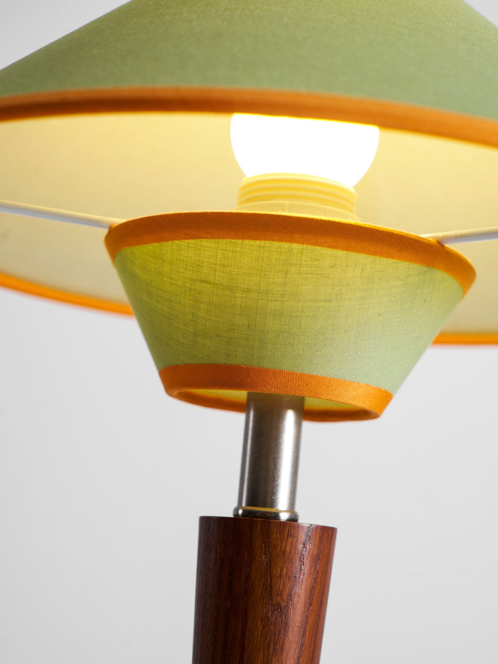 Talonwood Table Lamp — ∅11.8″ × H17.3″, Tan And Walnut Variant