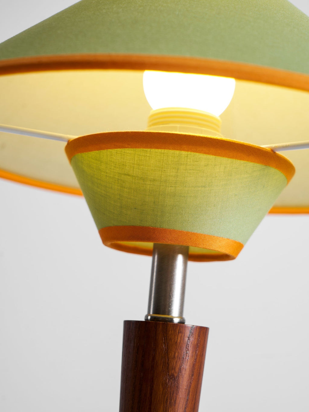 Lampă de masă modernă Talonwood — profil minimalist
