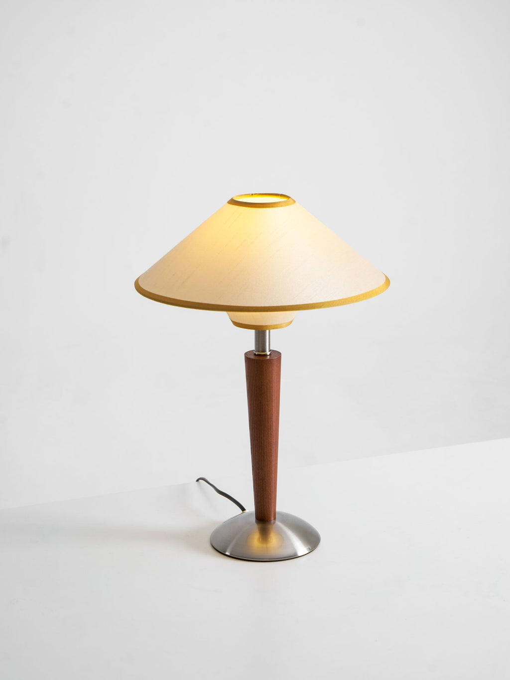 Talonwood Table Lamp — ∅11.8″ × H17.3″, Tan And Walnut Variant