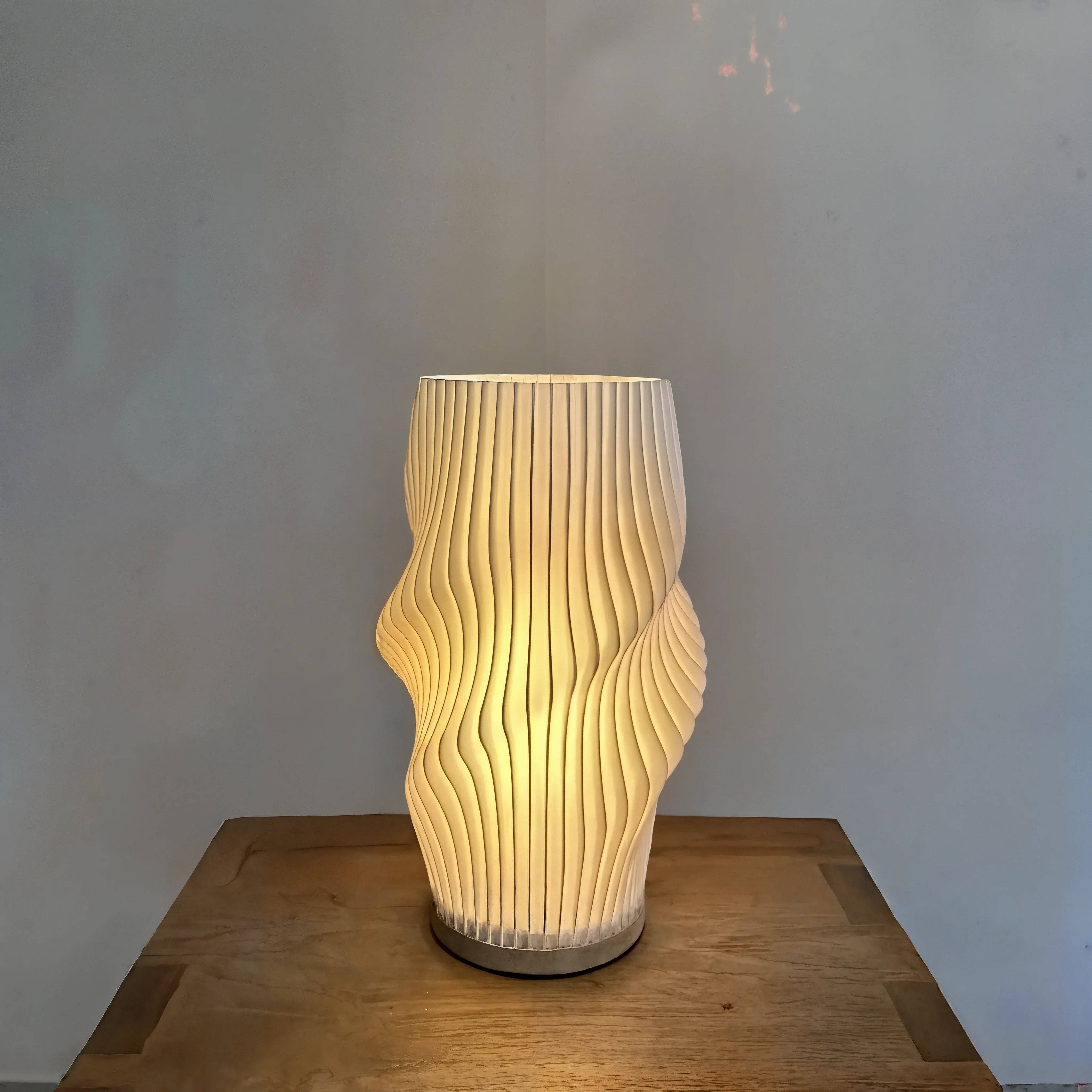 Lampada da tavolo Velo a LED con forma scultorea e luce calda