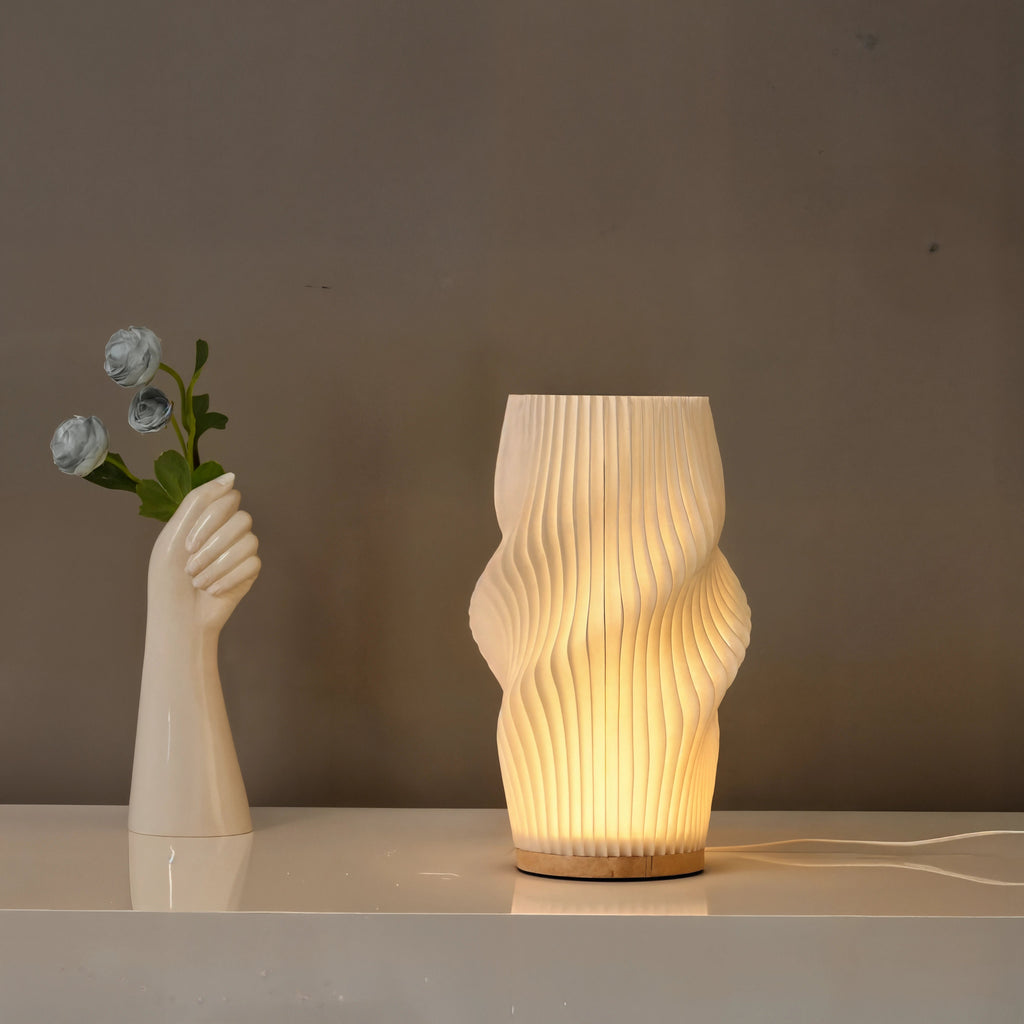 Lampe de table Velo à LED avec forme sculpturale et lumière chaude