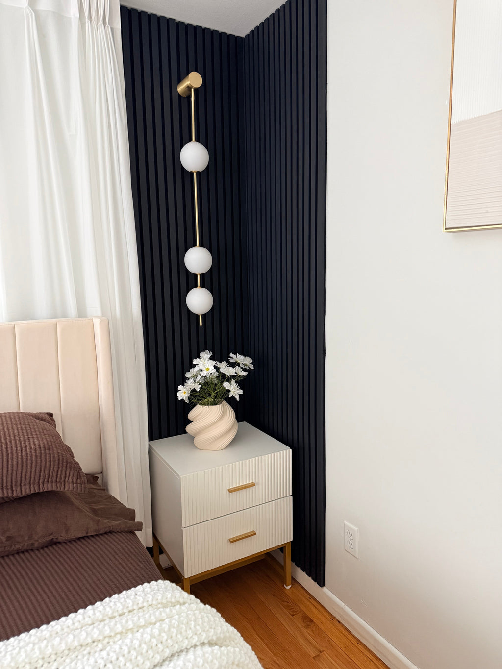 Vertical Balls Wall Lamp — Linear Sphere Chain