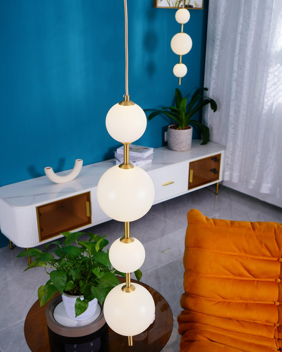 Vertical Globe Pendant Lamp — Stacked Sphere Design, Integrated Illumination, Ceiling Suspension