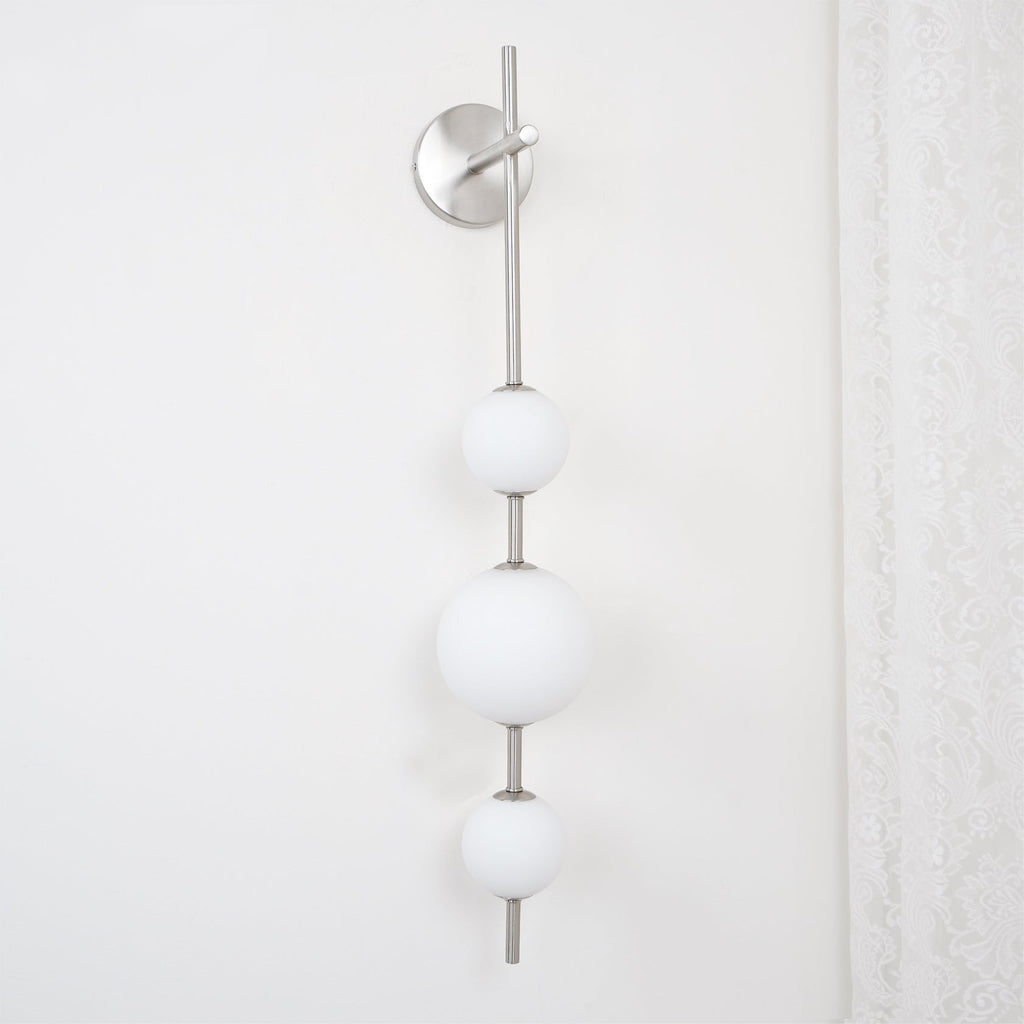 LumaOrbit | 垂直グローブ壁掛けライト | Orntli