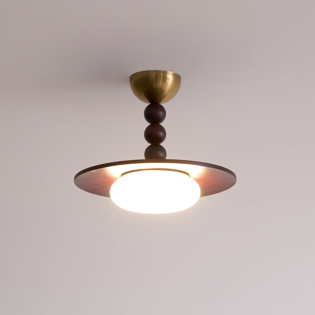 Lampa sufitowa Yeste — biały klosz z imitacji alabastru, oprawa w kolorze orzecha włoskiego