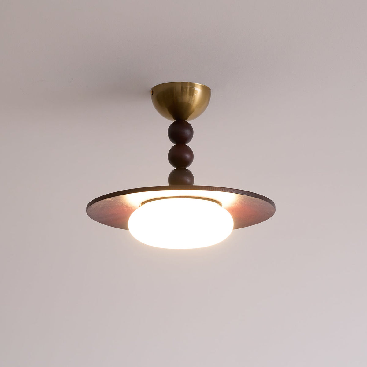 Lampa sufitowa Yeste — biały klosz z imitacji alabastru, oprawa w kolorze orzecha włoskiego