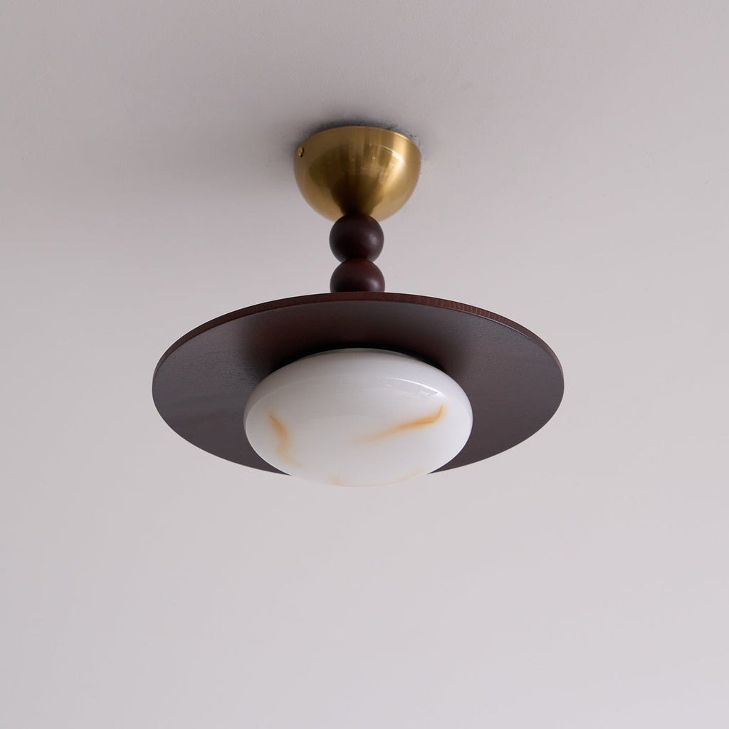 Lampa sufitowa Yeste — biały klosz z imitacji alabastru, oprawa w kolorze orzecha włoskiego
