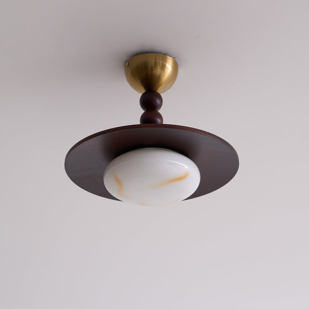 Lampa sufitowa Yeste — biały klosz z imitacji alabastru, oprawa w kolorze orzecha włoskiego